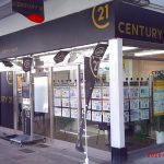 吹田市旭通商店街にある不動産店、CENTURY21 株式会社オオトリーハウスの外観