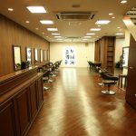 吹田市旭通商店街にある美容院、HIKARIS hair SUITAの店内