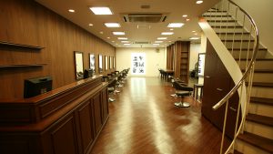 吹田市旭通商店街にある美容院、HIKARIS hair SUITAの店内