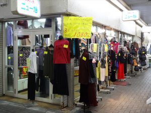 吹田市旭通商店街にある婦人服店ニュー旭の外観