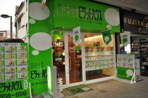 吹田市旭通商店街にある不動産店、ピタットハウス吹田店の外観