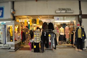 吹田市旭通商店街にある婦人服店トモヤの外観