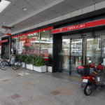 吹田市旭通商店街にある金融機関、三菱UFJ銀行の外観