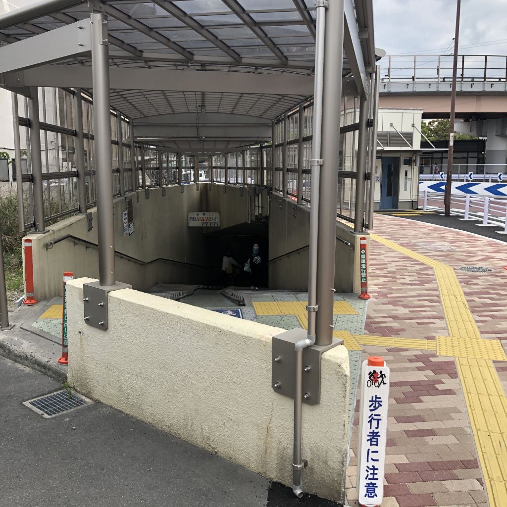 吹田駅に向かうトンネル