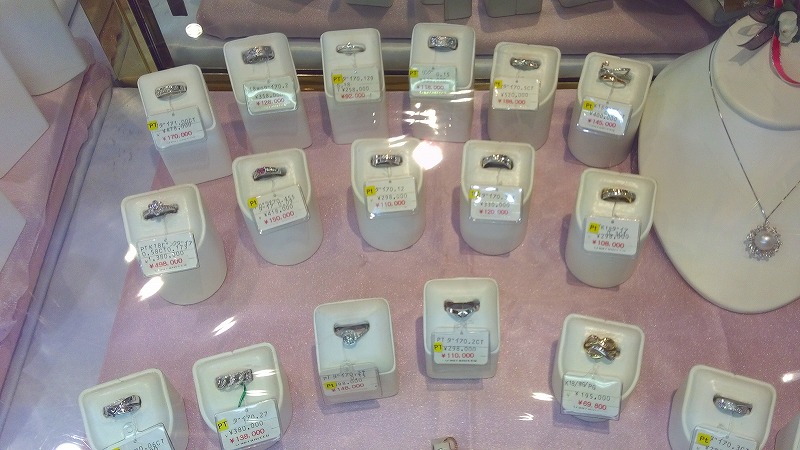 吹田旭通商店街にある時計・宝石販売店、美王の店内の指輪の画像