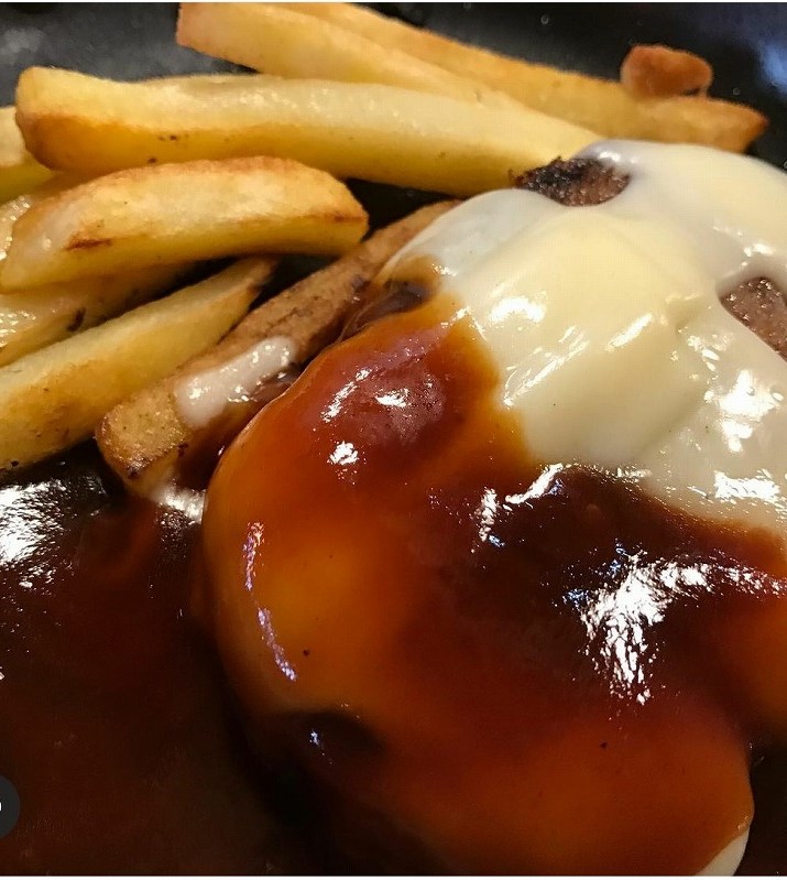 吹田市の旭通商店街にある居酒屋FURUSATOのハンバーグ